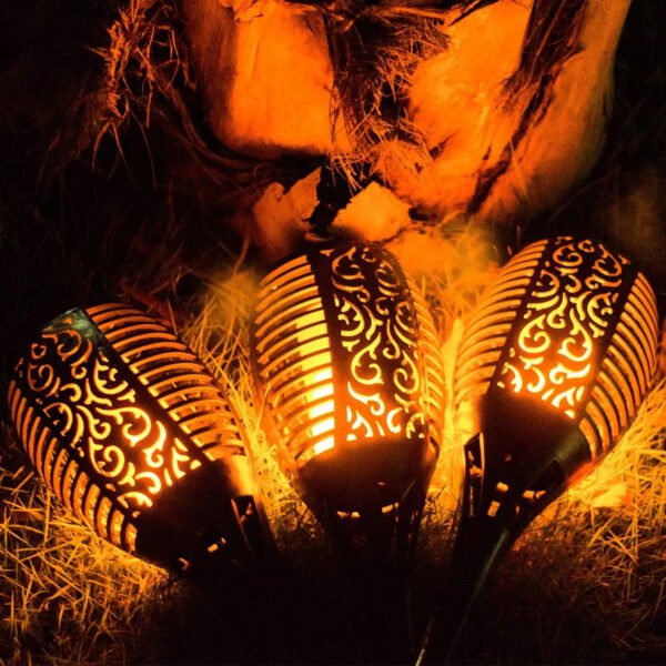 عمود إضاءة شعلة الأكبر حجما يعمل بالطاقة الشمسية